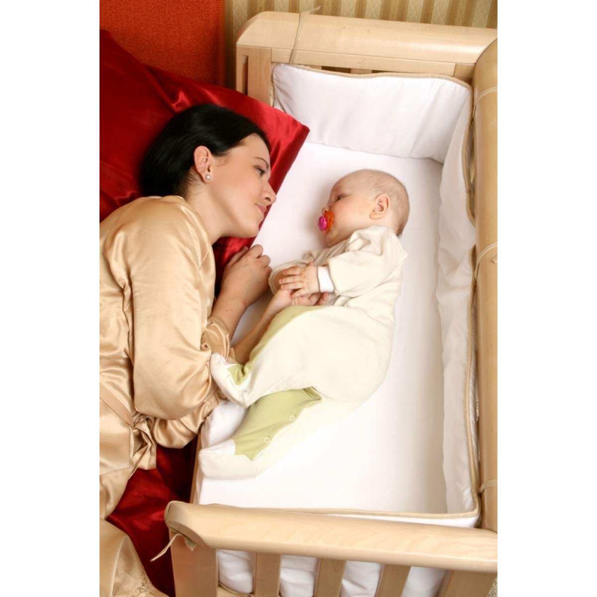 1 кровать с мамой. Troll Bedside кроватка. Troll Bedside кроватка приставная. Кроватка для новорожденного для совместного сна. Кровать для совместного сна с ребенком.